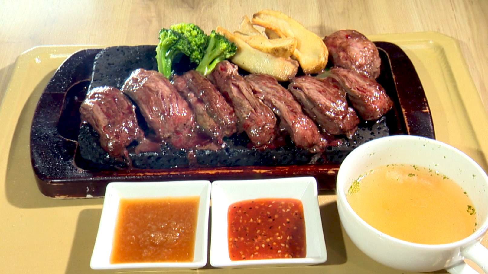 肉汁がうまい！400gハラミステーキ「花&レストラン らぽーとランド