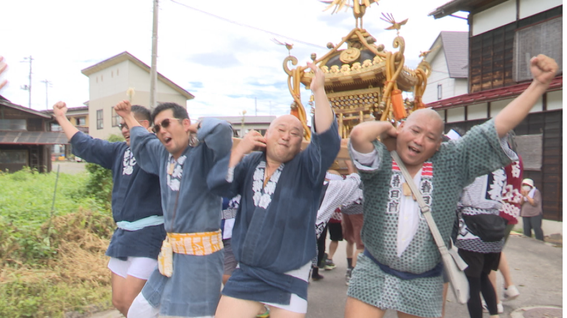 吉田神社例大祭 助っ人の肩を借りてみこし巡行「そいや！」 - 十日町